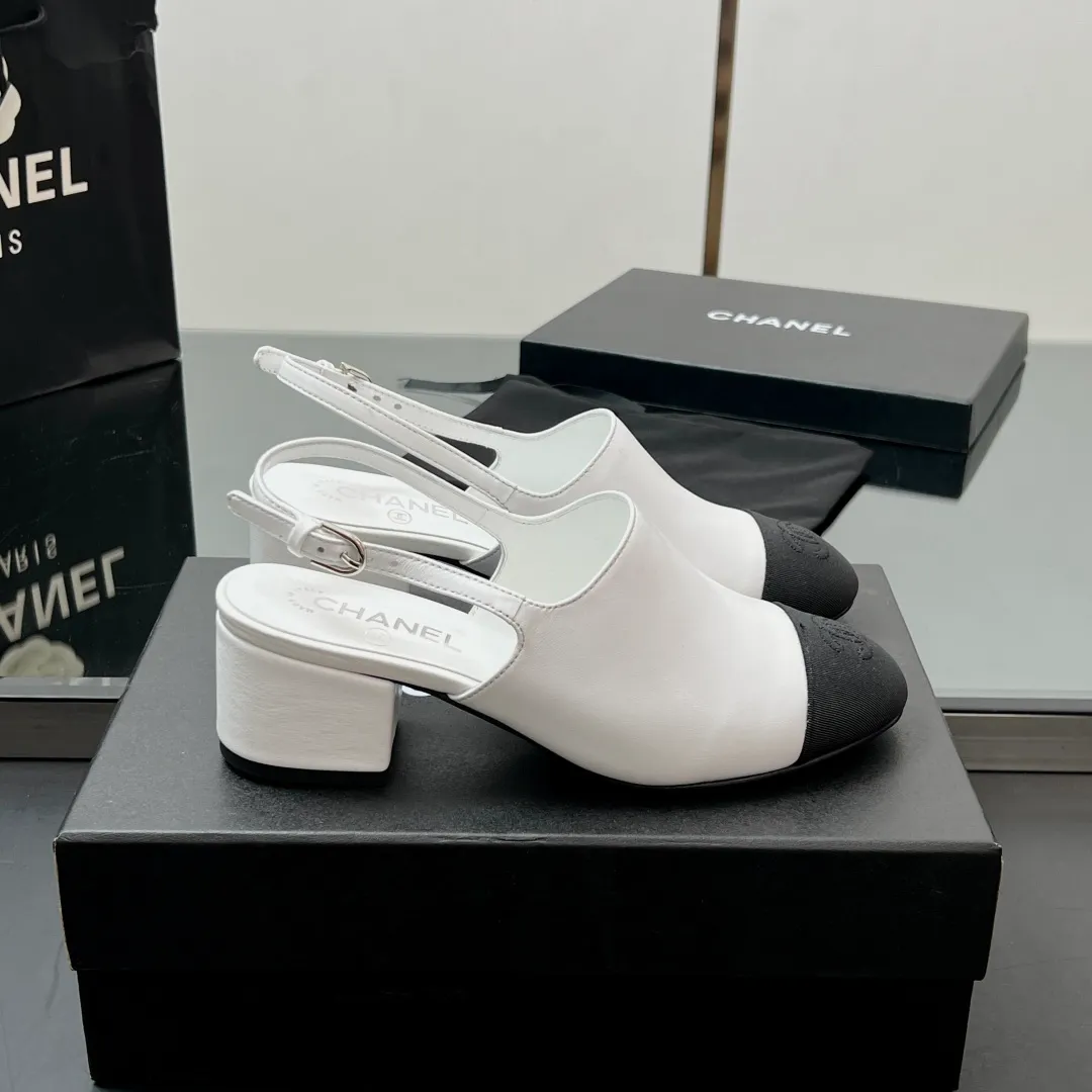 👟👟Ex-factory price 580👟👟 Top quality! Chanel Xiaoxiang 25C early spring new product, thick-heeled cap-toe sandals and back-strap single shoes. Grandma Xiang’s always elegant and ladylike temperament, full of high-end sense, very nice on the feet ~ French style, really beautiful to the top of my heart! An elegant and romantic fairy should be like this! The minimalist color scheme is deeply rooted in people's hearts~ It goes well with either skirts or casual wear! Whether worn barefoot or paired with skirts or trousers, it is very versatile! Incomparably beautiful! Special fairy ✔ Check out the details of my house and take real photos. Fabric: Sheepskin ➕ Grosgrain. Inner pads: all silk sheepskin. Outsole: cowhide outsole imported from Italy. Heel height: 4.5cm. Size: 35-39 (40/41 customized). Comes with counter 🇮🇹 authentic packaging.